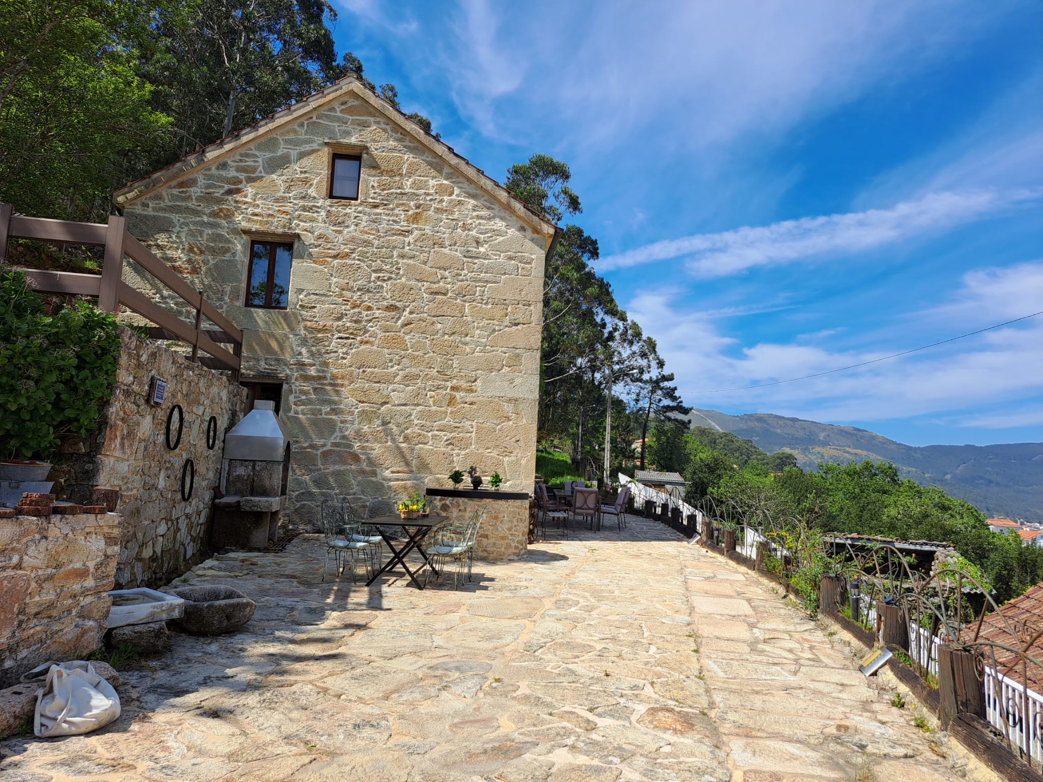 Exterior casa rural centenaria Jallambau Muros con fachada de piedra tradicional gallega