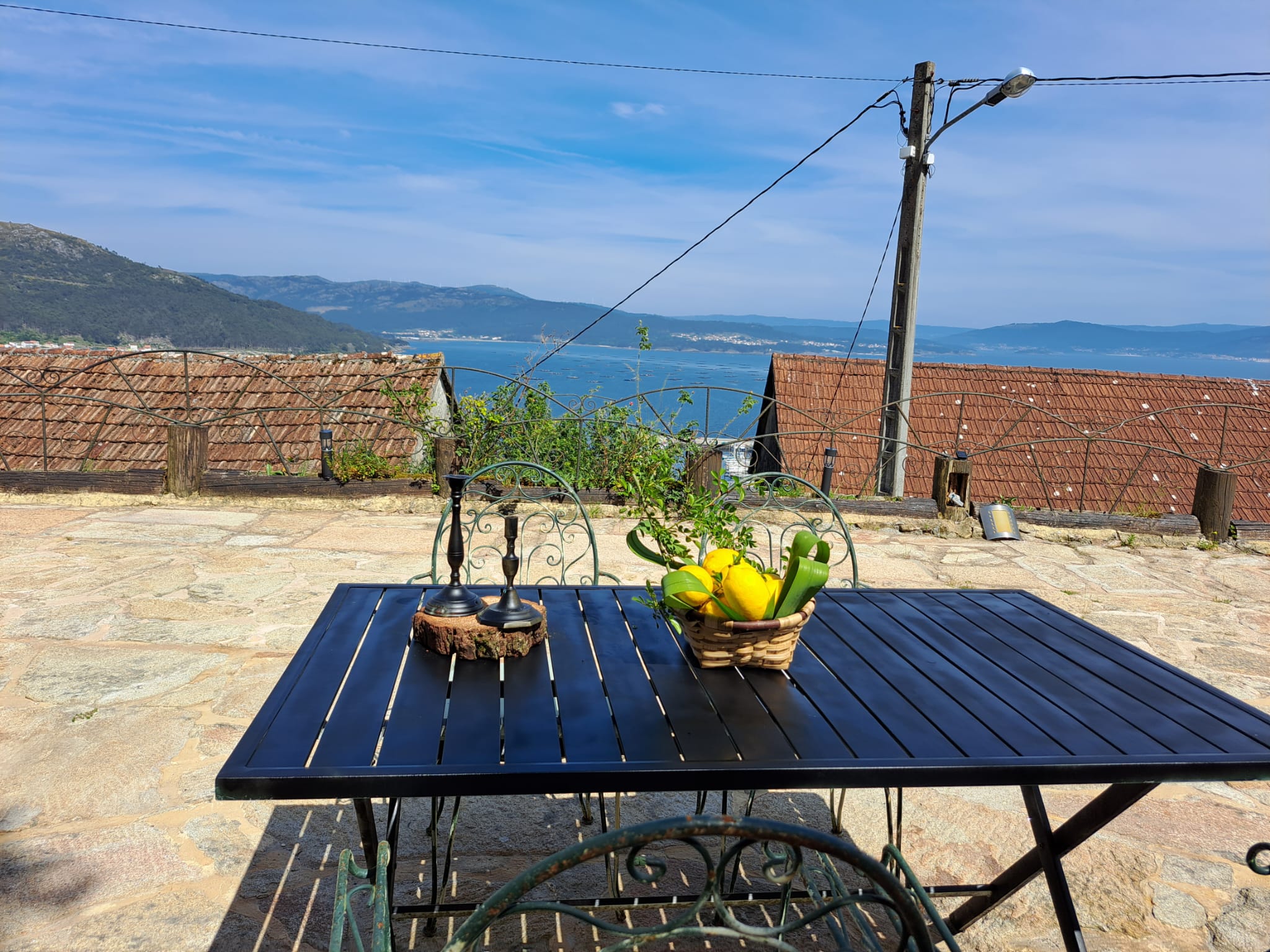 Terraza principal con vistas panorámicas Ría de Muros - Casa rural Jallambau